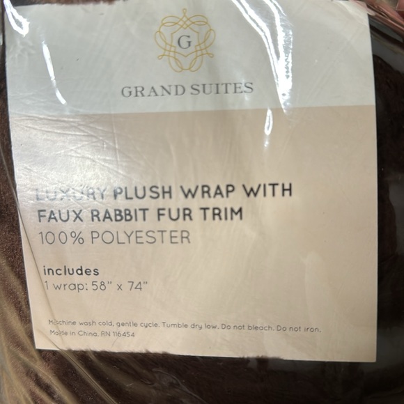 Grand Suites Luxury plush wrap - Picture 5 of 6